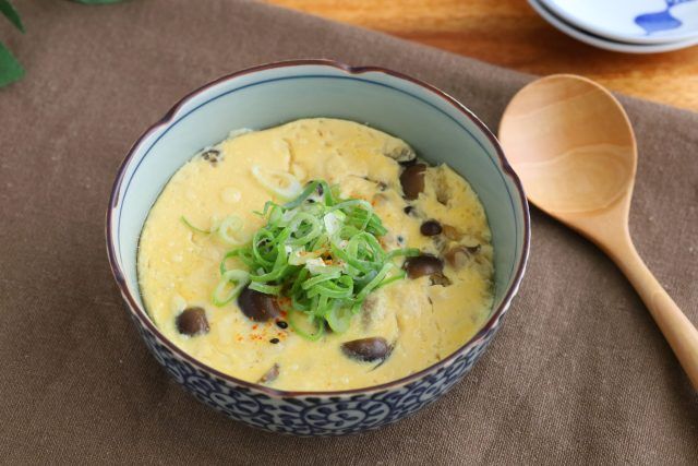薬味ねぎと七味をのせた茶碗蒸し
