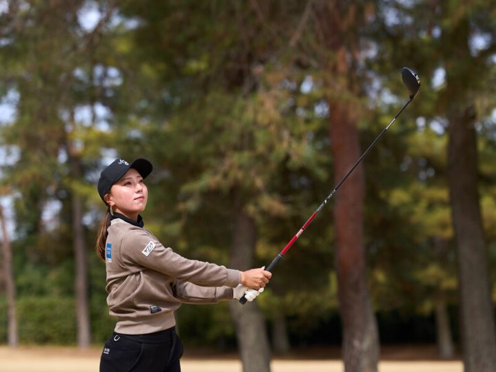 ハイスリットから覗く美脚に喝采！女子プロ、今後の目標は？