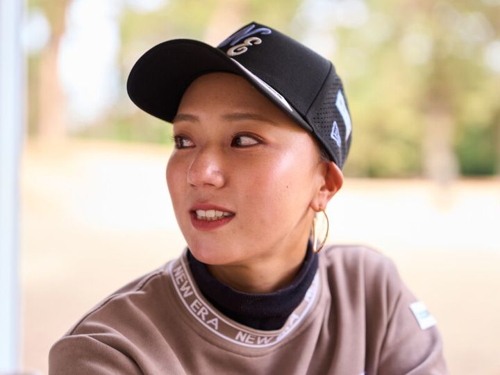 ハイスリットから覗く美脚に喝采！女子プロ、今後の目標は？
