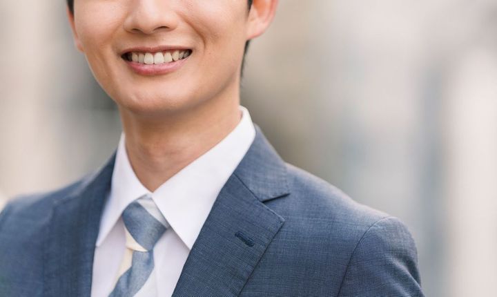 笑顔から戻るタイミングが重要。0.5秒程度で真顔に戻ると冷たい印象に。ただの作り笑いをしていたと相手は受け取ってしまう。ゆっくり1秒以上かけて余韻を残すのがよい