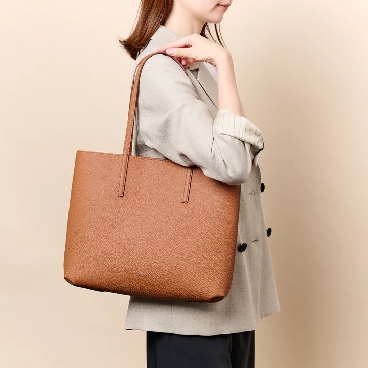 ボナベンチュラ クレア トートバッグ シュリンクレザー 着用画像