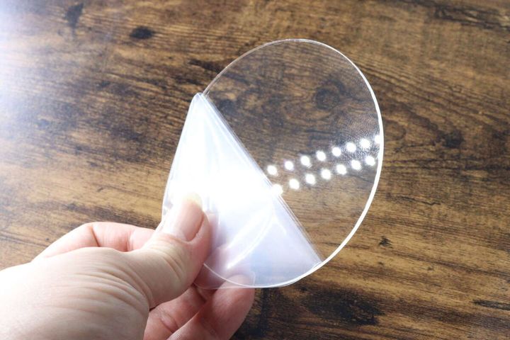 アクリル板の保護フィルムを剥がす手元
