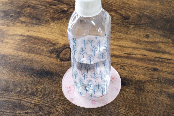 完成したコースターにペットボトルを置いた様子
