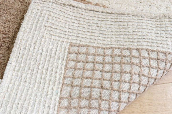 フロアマットの裏面。滑り止め加工の網目模様