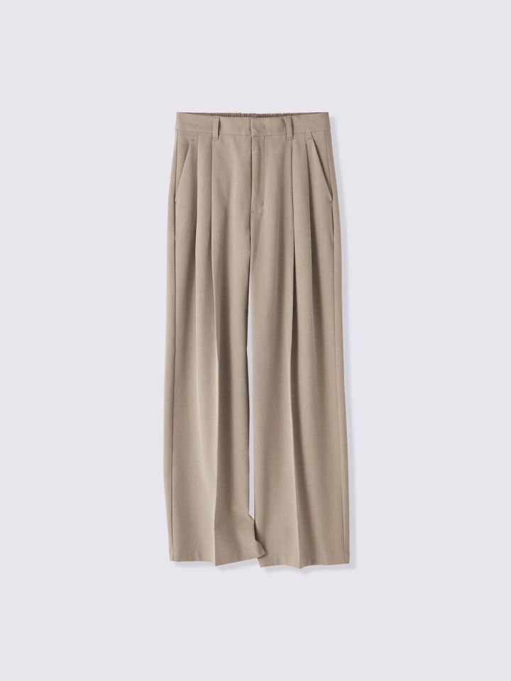 ベージュのタック入りワイドパンツを平置きで撮影