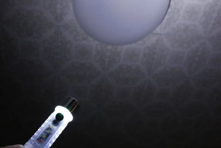 暗い部屋で天井を照らす白色LEDライト