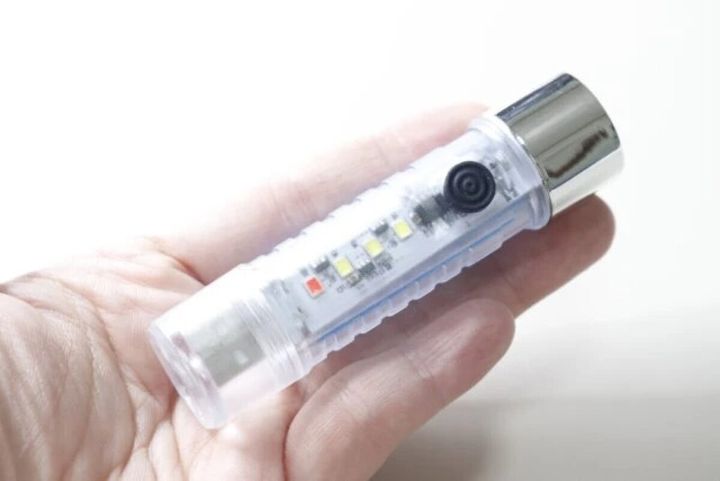 手のひらに乗せた透明なUSB充電式LEDライト