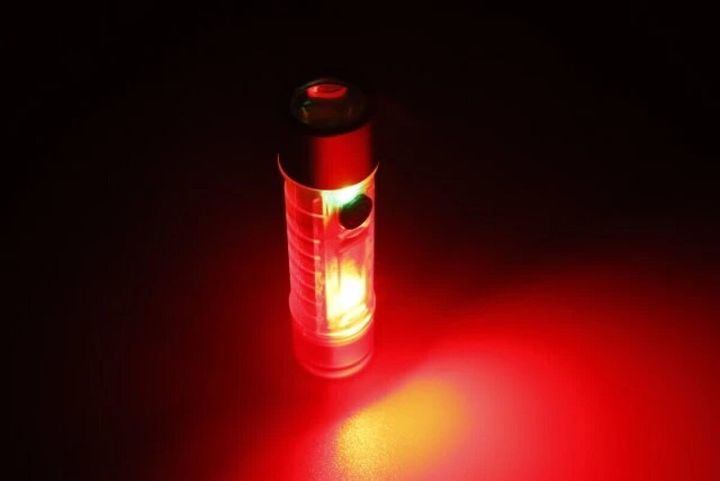 暗い部屋で赤色に点灯するLEDライト