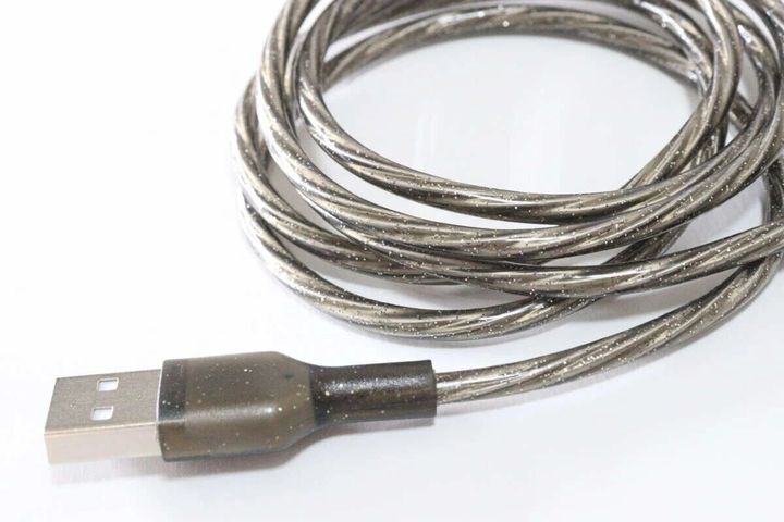 ラメ入り充電ケーブルのUSB Type-Aコネクタ