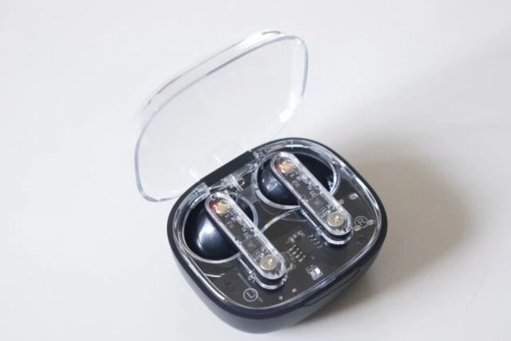 透明な蓋が開いたワイヤレスイヤホン充電ケース