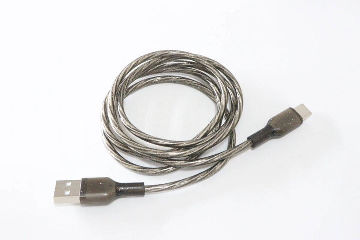 白い背景に巻かれたラメ入り充電ケーブル