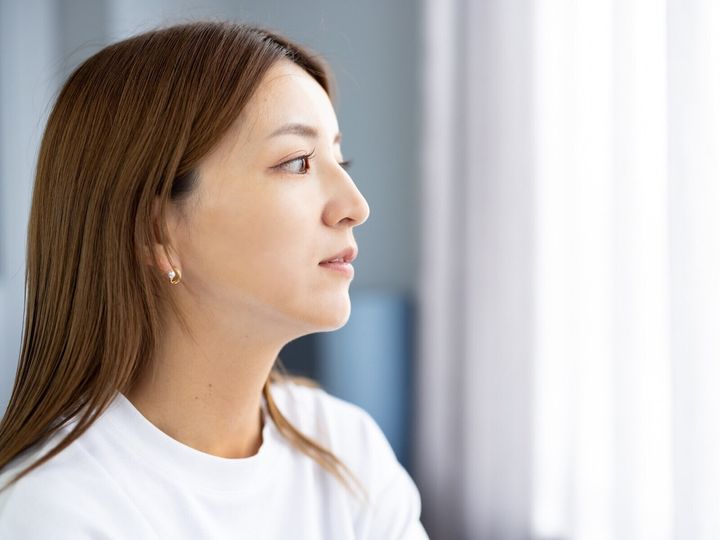 地元の家賃相場や収入面といった現実的な課題に加え、高齢になった親との同居による生活上のメリットを重視して実家に留まる道を選ぶ人もいます。今回は、北海道ニセコ町に住む43歳女性（会社員）の体験談を見ていきましょう。