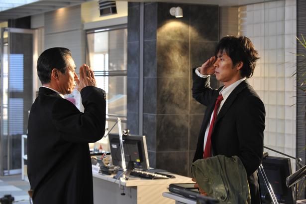 立場は違えど強い信頼関係で結ばれた青島と室井(『踊る大捜査線 THE FINAL 新たなる希望』) [c]2012フジテレビジョン アイ・エヌ・ピー