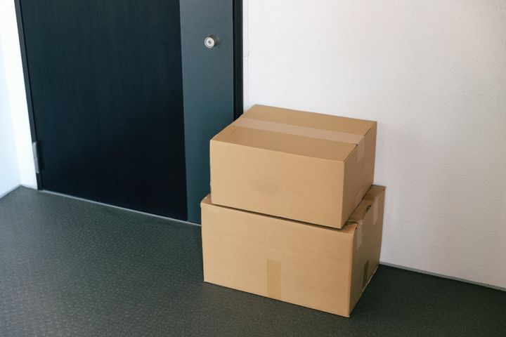 置き配の荷物が盗まれたり、雨でぬれたりした場合、宅配業者に賠償請求できる？（画像はイメージ）