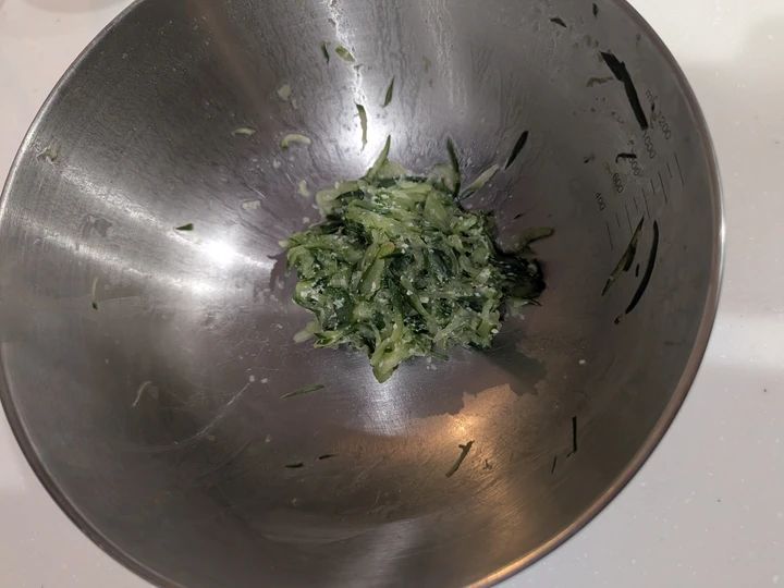 きゅうりを細切りにして、塩もみ(※)をします