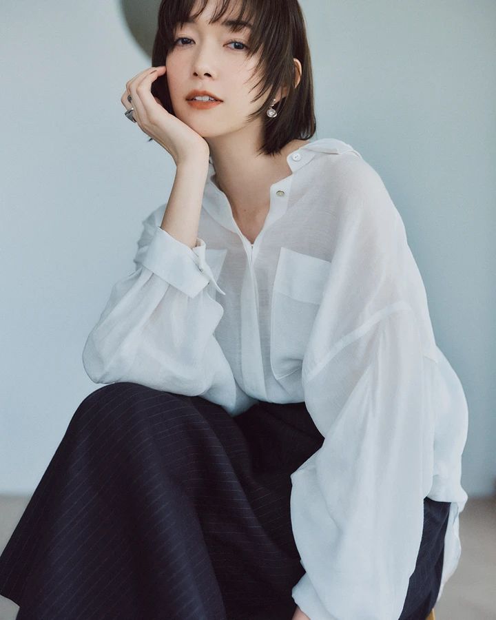 佐藤栞里 ブラウスコーデ