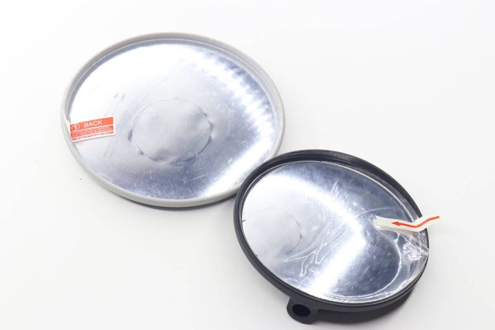 セリアの自転車用バックミラーと、海外通販で購入した白い類似品が並べられている