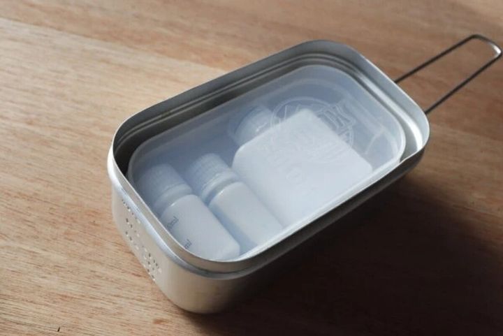 メスティンの中にクリアケースと調味料ボトルがぴったり収まっている