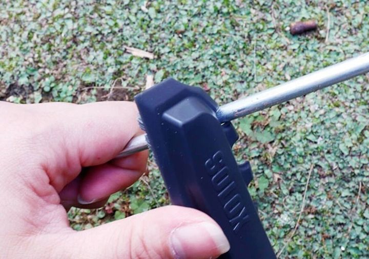 泥落としブラシの溝にペグをはめ込み抜くサポートをしている様子