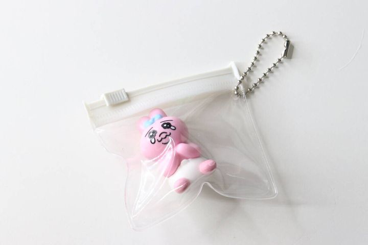 スライドポーチの中にピンク色のうさぎのスクイーズが入っている