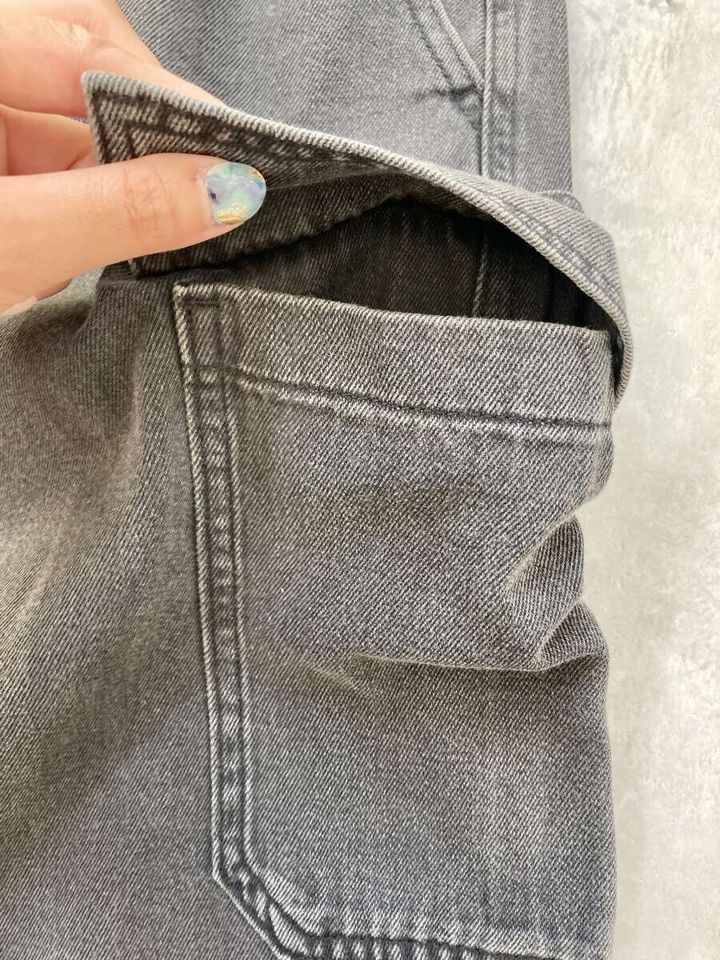 グレーのデニムカーゴバレルパンツのサイドカーゴポケットのアップ