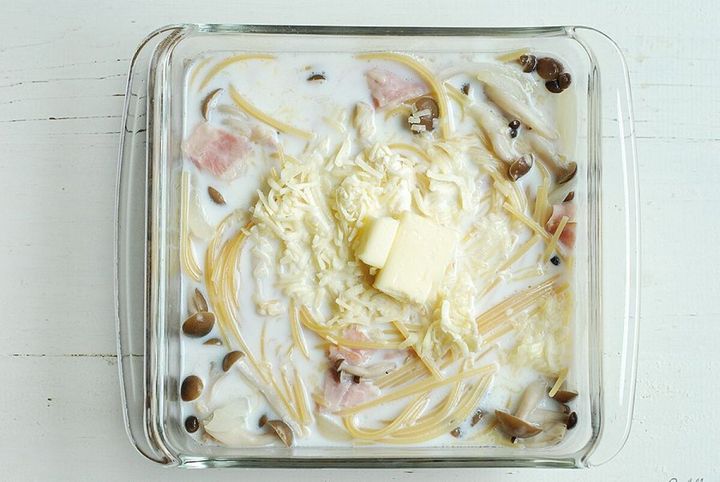 レンジ加熱後のパスタに牛乳、ピザ用チーズ、バターを加えて混ぜる前。