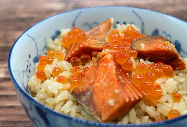 いくらと鮭の炊き込みご飯