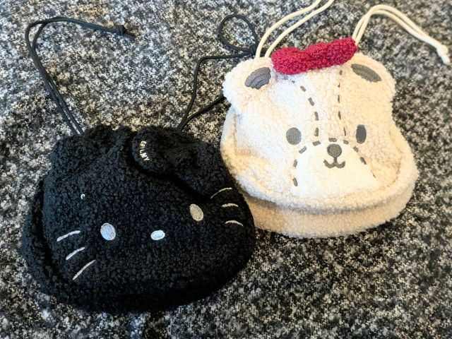 BLACK ver.とTINY CHUM ver.の巾着コスメポーチを並べた全体写真