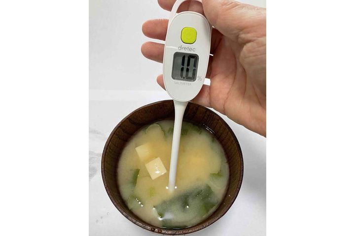 市販の減塩タイプみそ汁の塩分が1杯分1.0g。定食の汁物は1日1食にすると減塩に。