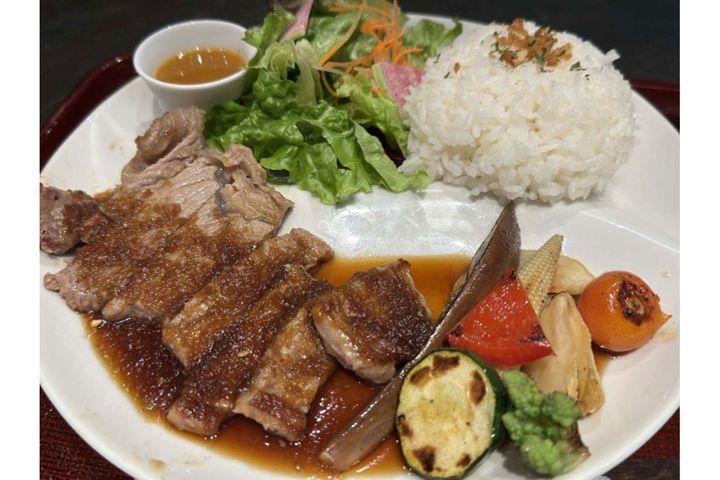 ステーキやハンバーグは、肉の下味やソースに塩分あり。パンを白ごはんに変えたり、ソースを口にする量を控えると減塩に。