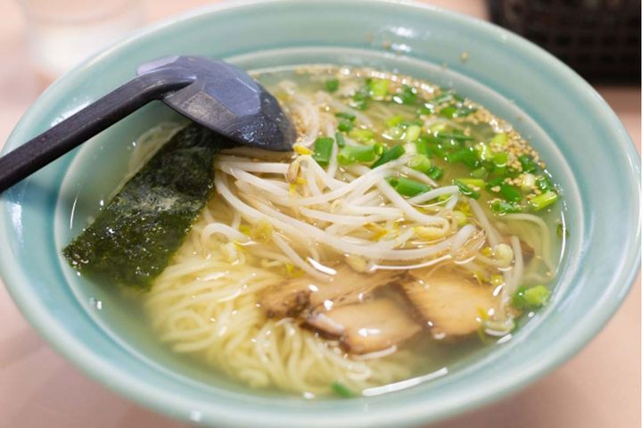 麺類は、スープを残し、めんと具だけ食べると塩分量を半分以下に抑えられます。