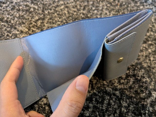 紙幣入れとカードポケットを大きく開いたディテール写真