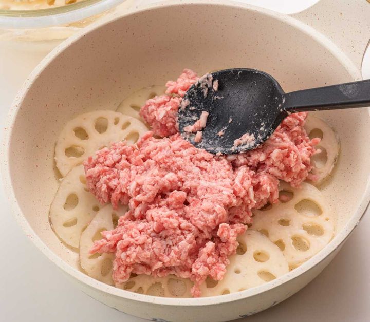 「ワンパン！れんこんはさみ焼き」レシピ