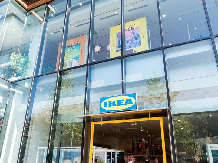 IKEA（イケア）の「JÄLL イェル 卓上アイロン台」は、卓上に置いて使えるコンパクトなアイロン台です。使わないときは折りたたんでフックに掛けて収納できる手軽さと、手頃な価格が評判の本商品を紹介します。