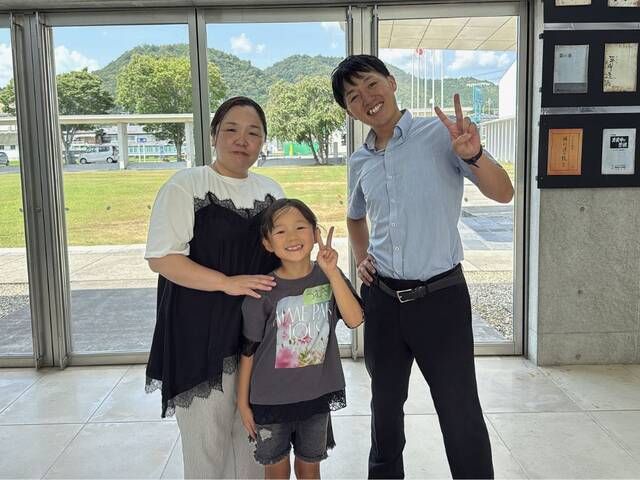 紬さん（中央）とお母様（左）と担任の岡先生（右）