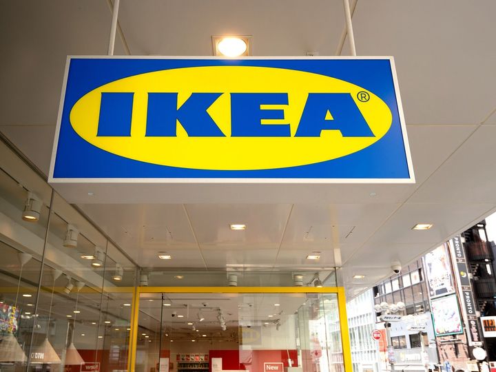 IKEA（イケア）の「PÄRKLA ペルクラ 収納ケース」は、季節物の衣類や寝具をたっぷり収納できる大容量ケースです。半透明素材で中身がひと目でわかり、耐久性の高さも評判の本商品を紹介します。