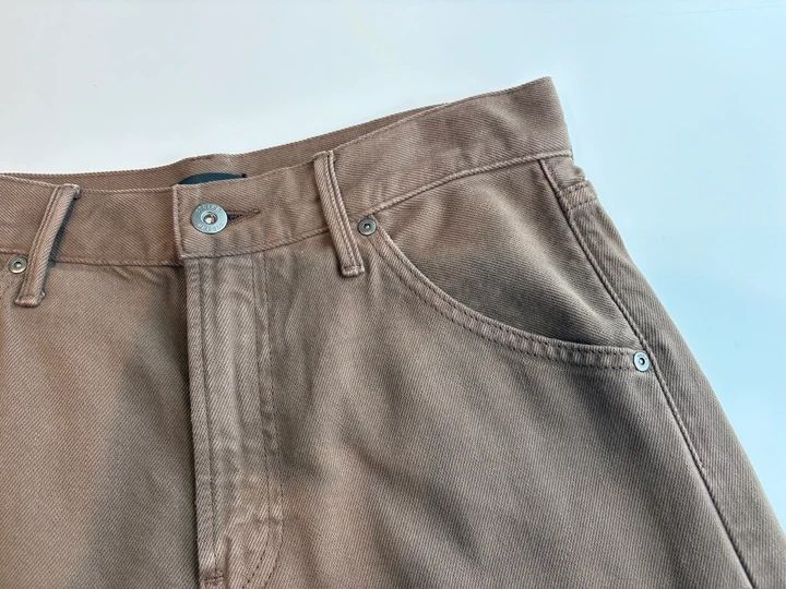 37 ブラウンの「バギーバレルレッグジーンズ」
