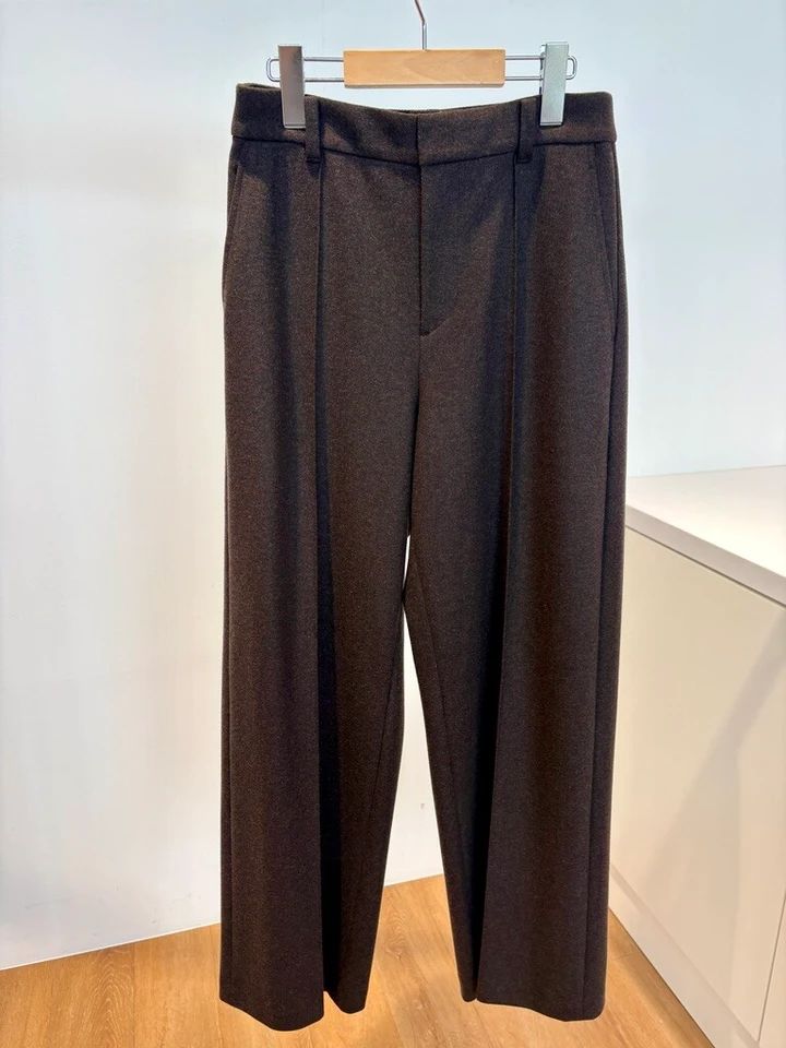 無地で秋冬らしい素材感が欲しいなら「ブラッシュドジャージーワイドパンツ」（￥4990）