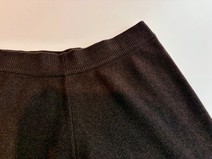「ウォッシャブルニットパンツ」は、ニットならではの編み地そのものが秋冬らしい表情
