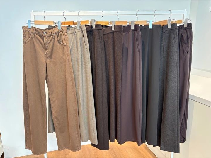 秋っぽさを取り入れるならまずボトムから！ ユニクロのブラウンパンツ8型を比較