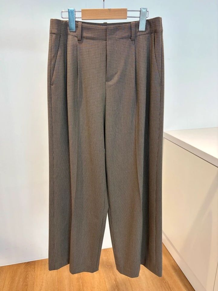 通勤服をトラッドに更新したいなら「スマートワイドストレートパンツ/チェック」（￥4990）