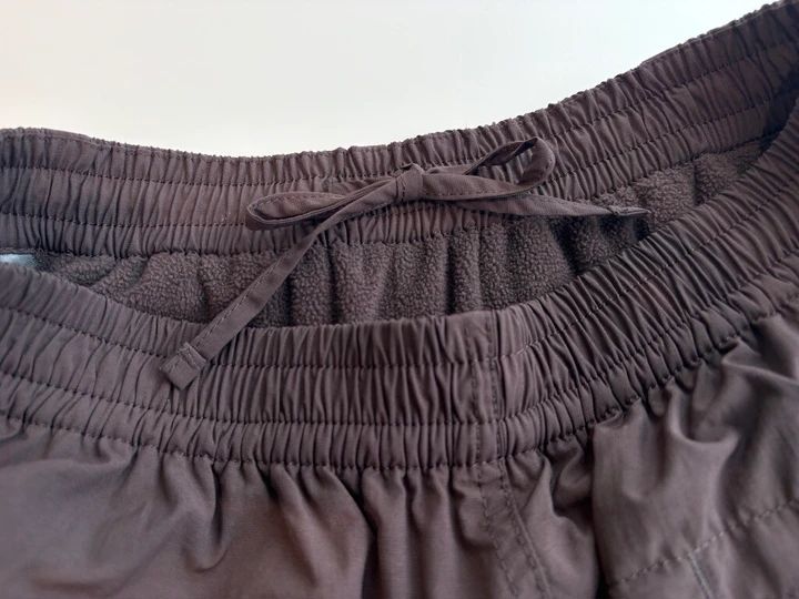 「ウォームボアスウェットワイドパンツ」は内側が起毛した素材