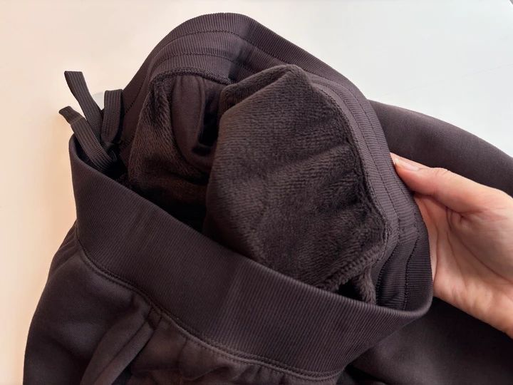 「ウォームボアスウェットワイドパンツ」は内側が起毛した素材