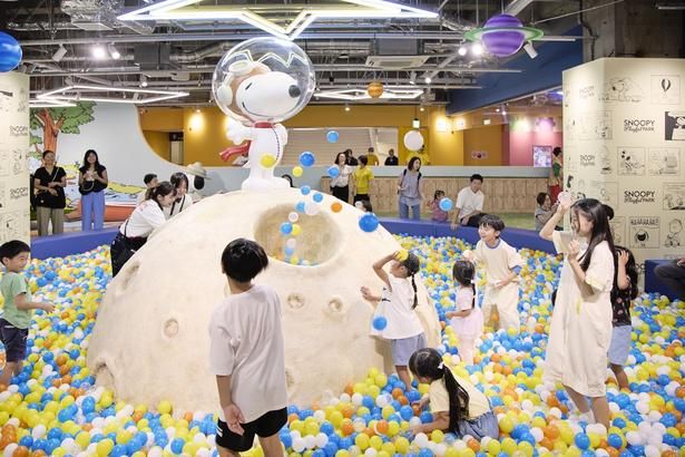 宇宙飛行士スヌーピーが月に着陸したという設定のボールプール。『スターダスト』と名付けられたボールを集めて遊ぶ