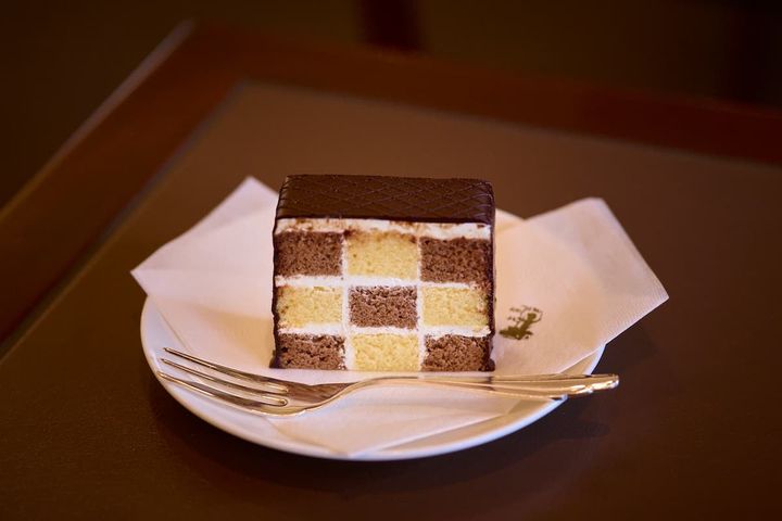 「モザイクケーキ」594円。ドリンク付きの「ケーキセット」は1760円