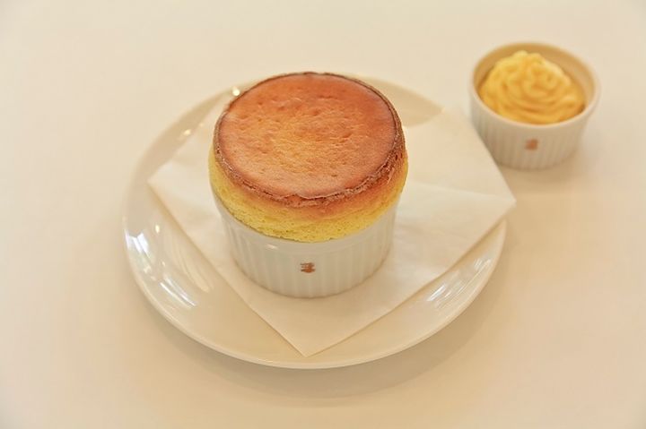 「ホットスフレ」1430円（11〜18時提供）。スフレがしぼまないうちに、コックコートを着たパティシエが 焼きたてをテーブルまで運ぶ（写真提供：ウエスト青山ガーデン）