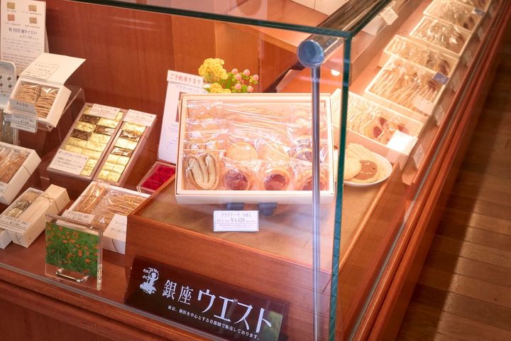 リーフパイやドライケーキを詰め合わせたギフトボックスが並ぶ