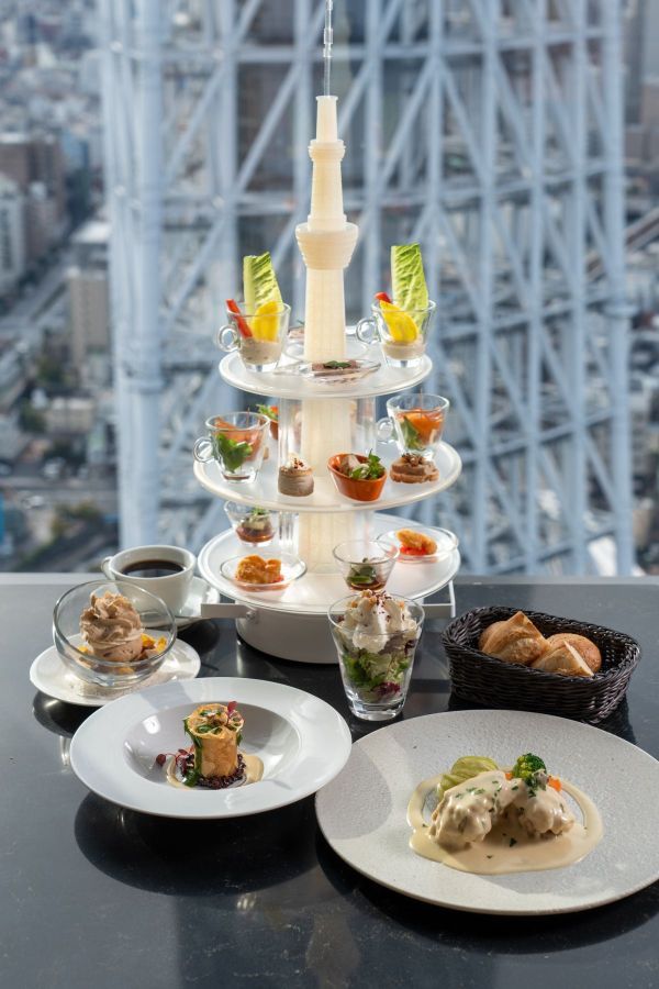 「TREE LUNCH」4600円（2名～、食材は季節により異なる）／天空ラウンジ TOP of TREE