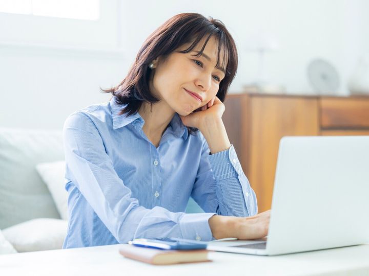 親の介護や看護といった差し迫った状況に直面し、仕事や子育てと折り合いをつけながら、実家を拠点に生活を支え続けるケースも存在します。今回は、埼玉県吉川市でフリーランス講師をしている48歳女性の体験談を見ていきましょう。