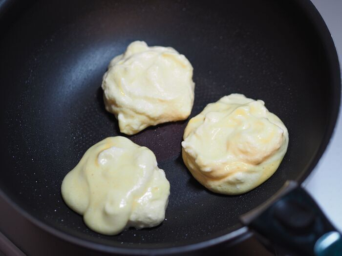 行列の味を再現！フライパンひとつで驚くほど極厚に焼き上がる〈スフレパンケーキ〉の作り方